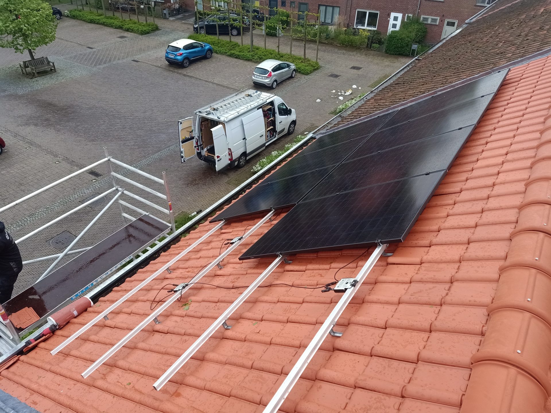 Zonnepanelen installatie hellend dak