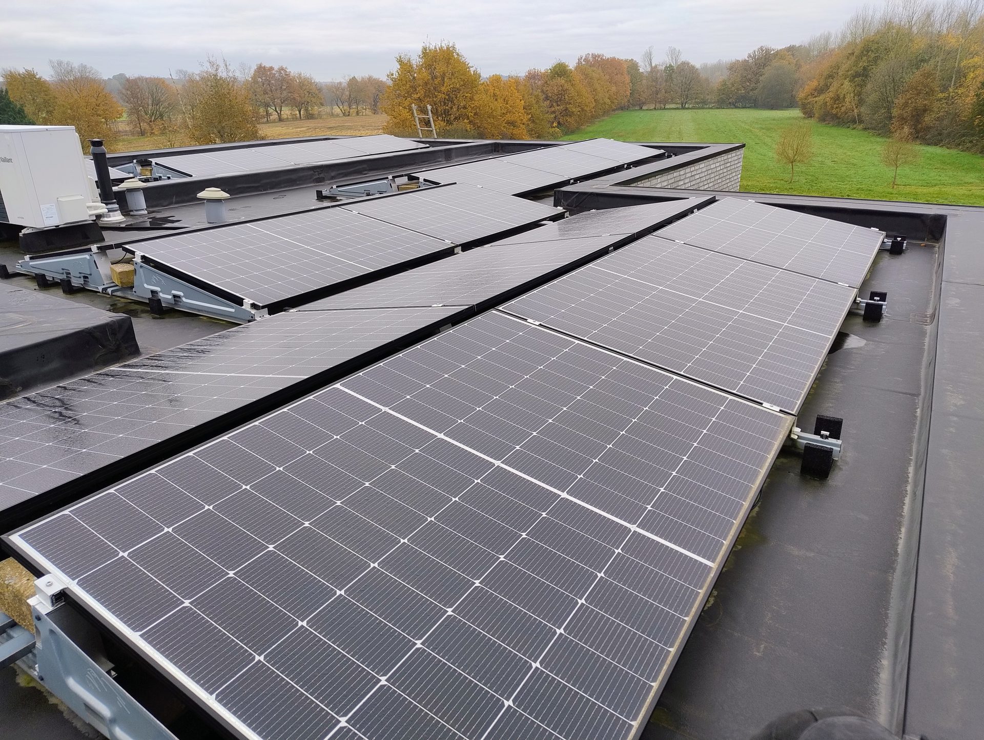 Zonnepanelen plat dak groot project