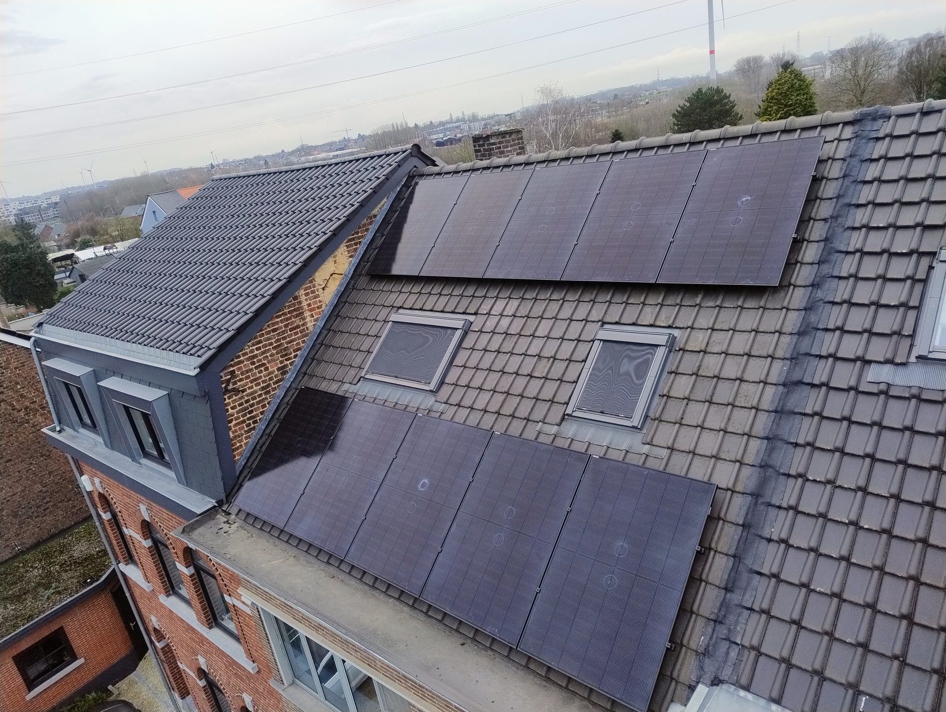 Full-black zonnepanelen stadsgebouw