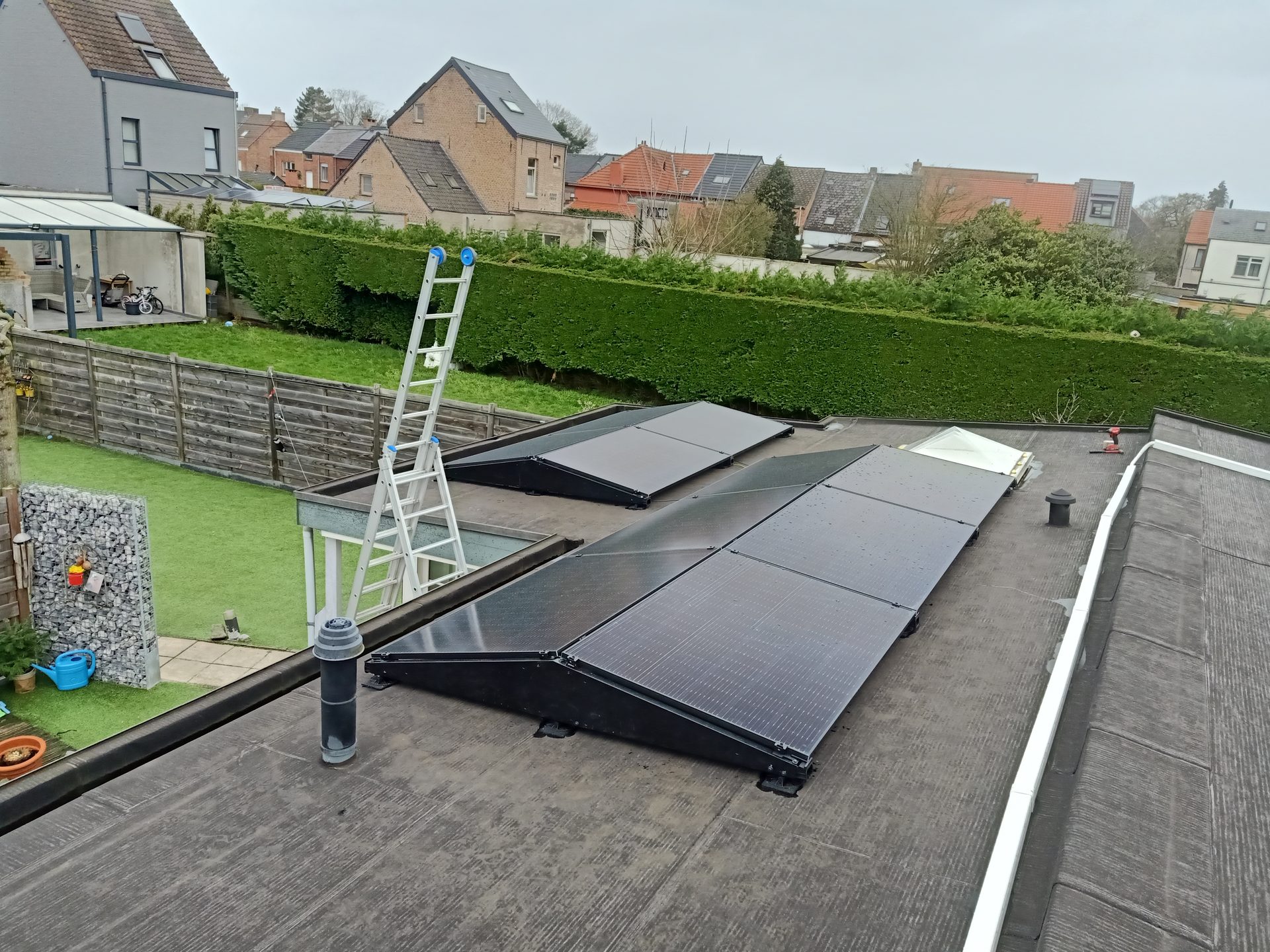 Zonnepanelen plat dak woning